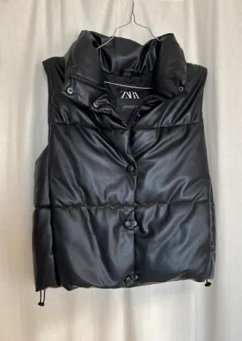 Doudoune sans manches cuir noir Zara