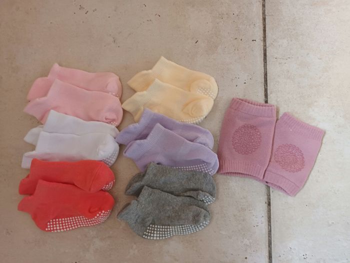 Lot de 6 chaussettes antidérapantes +genouillères - photo numéro 2