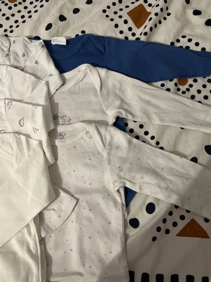 Lot de 10 bodies 12 mois - photo numéro 4