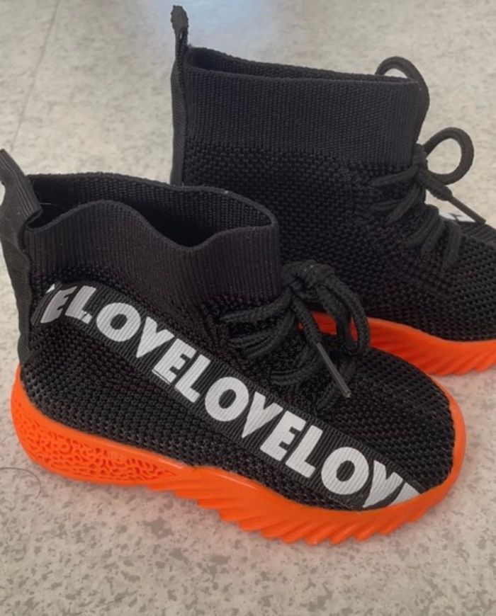 Chaussures taille 23 neuve