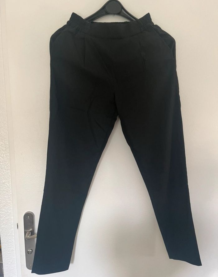 Pantalon noir ajusté