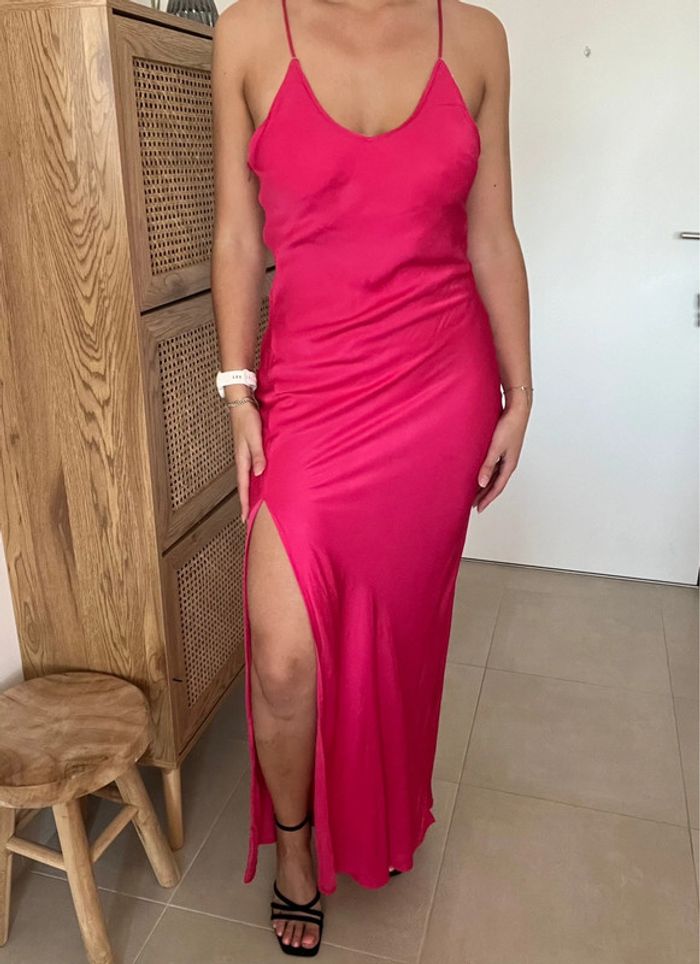 Robe longue en satin fuschia Morgan X Iris Mittenaere