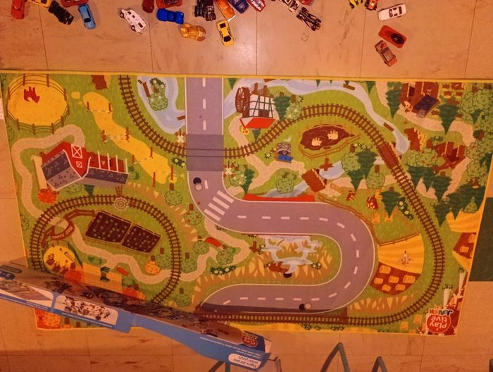 Tapis de jeu Sol avec 100 voitures ville/pays en excellent état marque playtive - photo numéro 12
