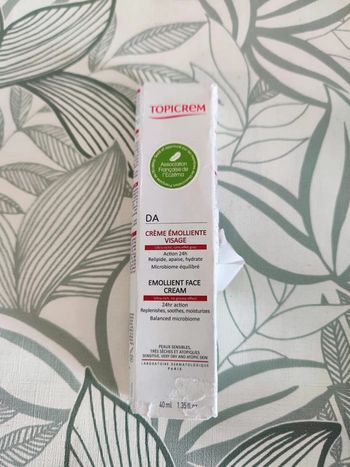 Topicrem crème émoliante visage action 24h 40 ml valeur 16€ boite abimée  à utiliser avant 06/2025