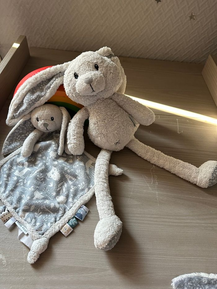 Lot doudous Lapin blanc bleu plat Little Dutch