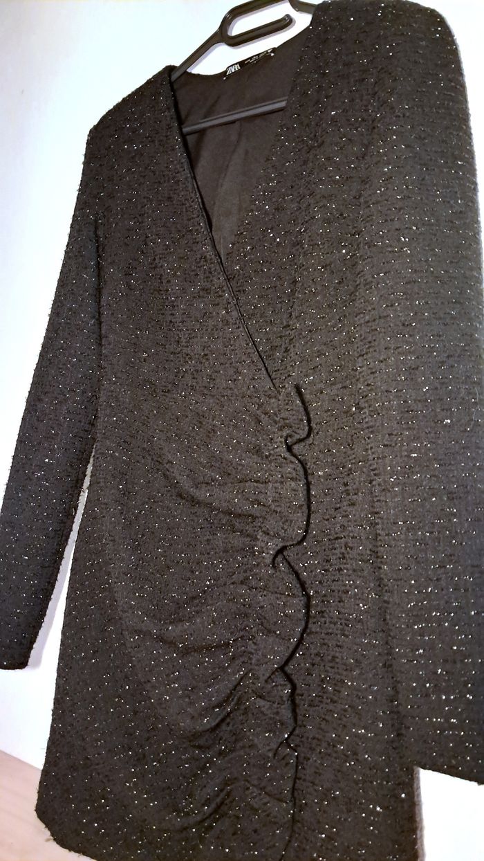 Robe noire pailletée ZARA – Décolleté cache-cœur - photo numéro 2