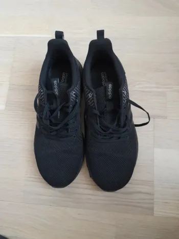  baskets Adidas noires. Confortables et polyvalentes, elles sont parfaites pour le quotidien et les 