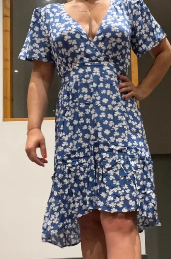 Robe asymétrique bleu et blanche fleurs sexy
