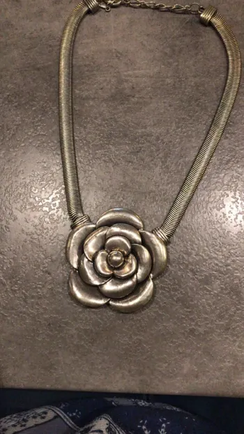 Collier rose