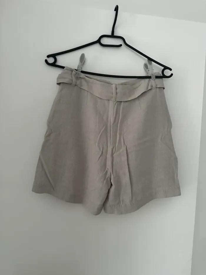 Short en lin beige avec ceinture - photo numéro 4