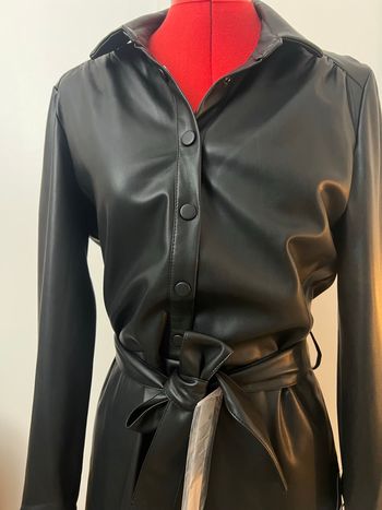 Robe ceinturée simili cuir noire Kiabi