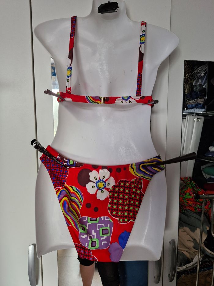 Joli bikini a armatures rouge effet patchwork - photo numéro 4