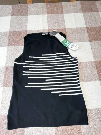 Débardeur fond noir avec des rayures blanches  et des stass neuf taille 38/40 8€