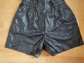 Short en similicuir noir - Taille haute élastiquée

