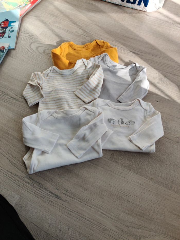 Lot 5 bodies manches longues 6 mois
