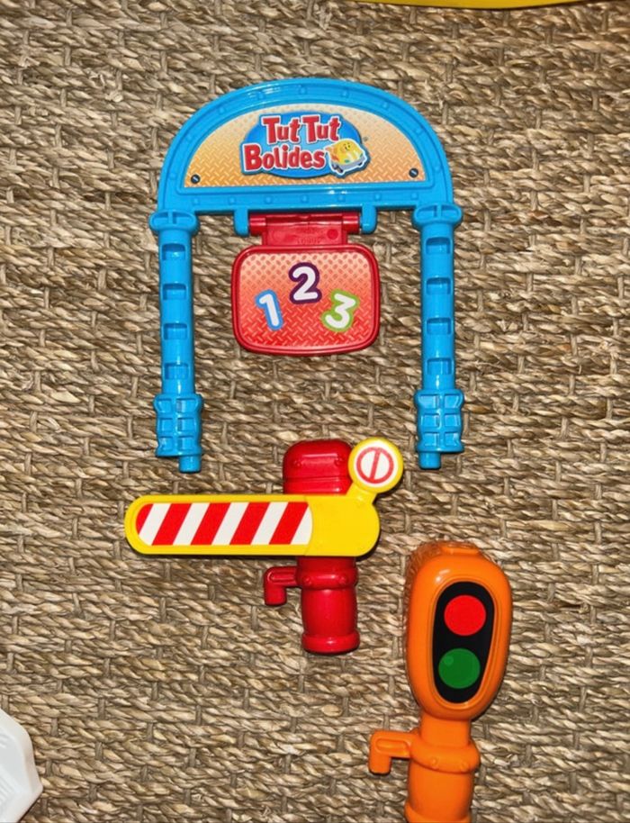 Lot maxi caserne de pompier + circuit + voitures tut tut bolide vtech - photo numéro 5