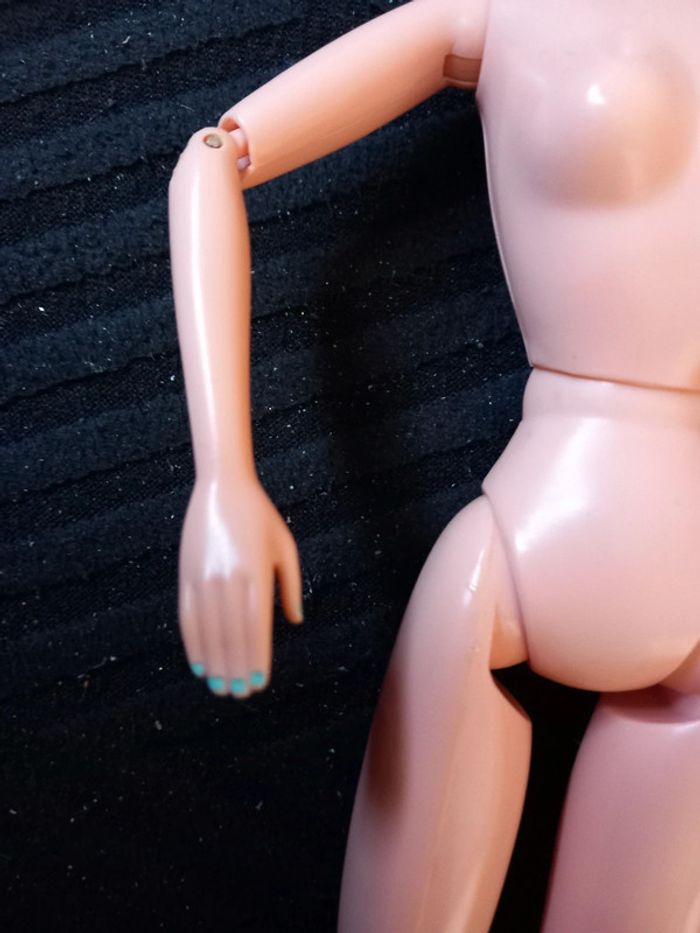 Barbie articulée avec vernis vintage - photo numéro 8