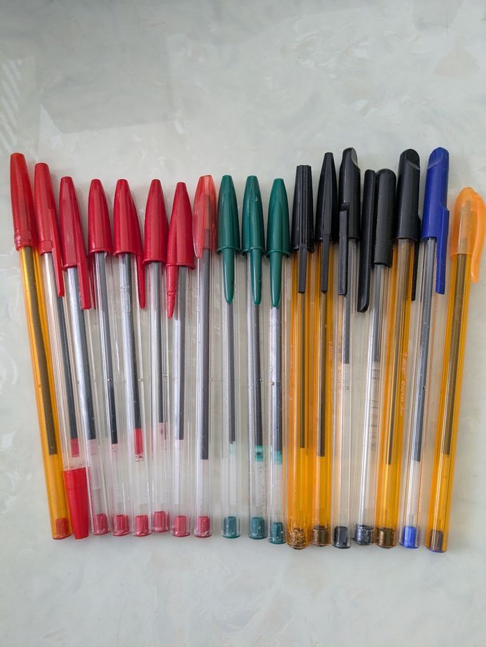 Lot de 16 Stylos Bic rouges, verts, noirs et bleus.