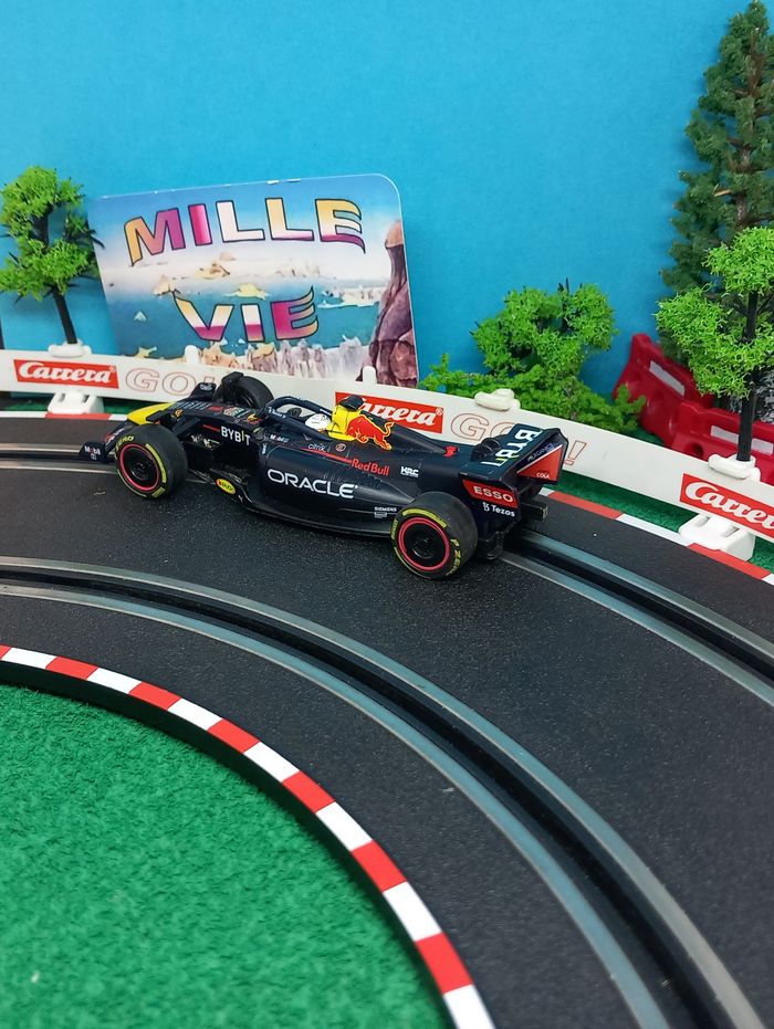 Voiture pour circuit Carrera GO Red Bull RB18 "Verstappen, No.1" - photo numéro 2