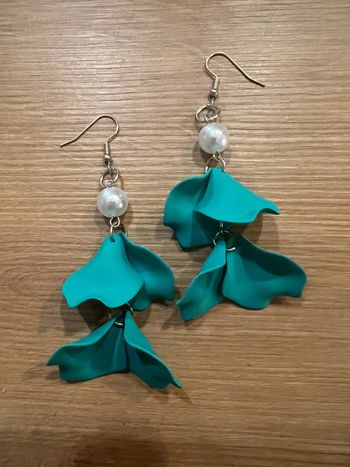 Jolie paire de boucles d’oreilles verte et perle