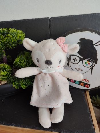 Mots d'enfants Doudou peluche biche rose robe beige blanc noeud doré Crème Faon