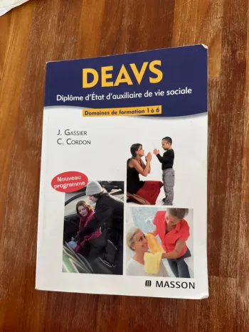 Livre D.E A, V, S. Diplôme d’État d’auxiliaire de vie sociale.