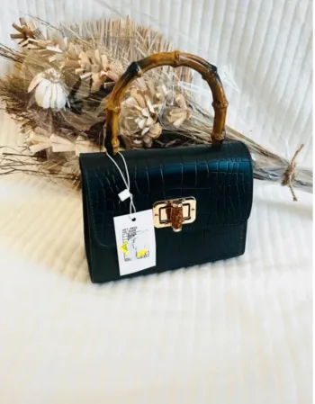 Sac à main noir effet croco avec poignée en bambou