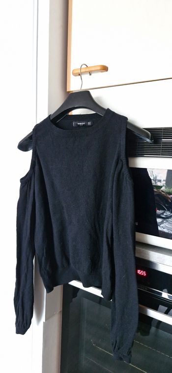 Vend 2 beau tricots noir taille M L avec épaules  dénudés