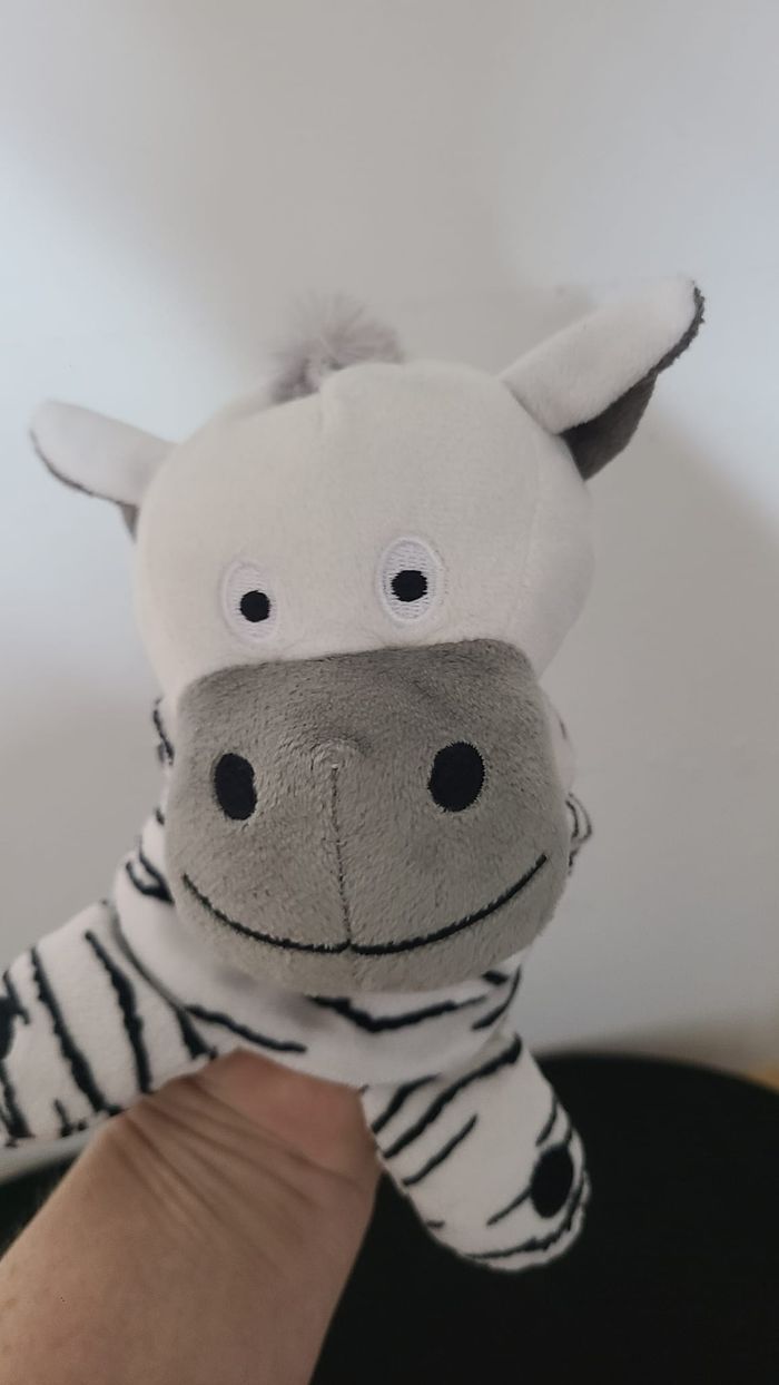 Doudou marionnette Zèbre noir blanc MAISONS DU MONDE - photo numéro 4