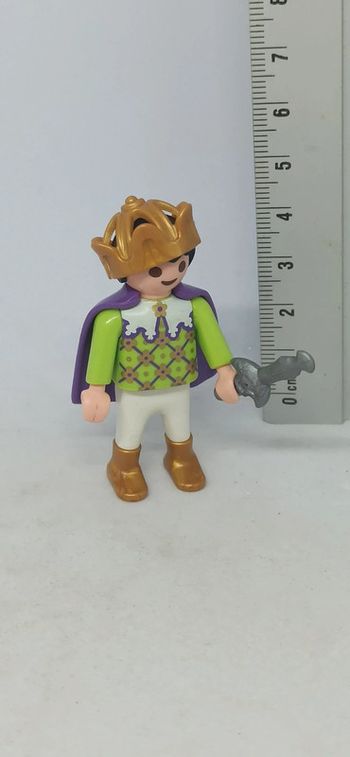 Enfant garçon chevalier avec arme et couronne playmobil