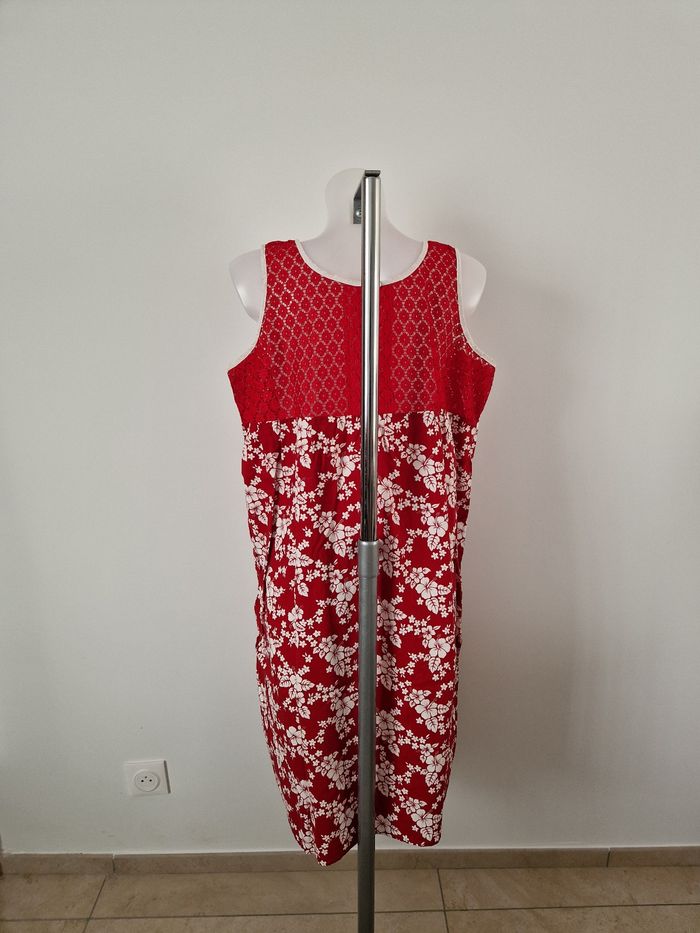Robe polynésienne rouge a fleurs blanche à définitions dentelle - photo numéro 4