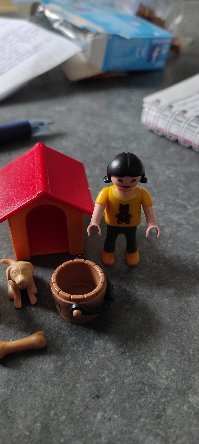 (C81) Playmobil fillette avec chiens et niche - photo numéro 3