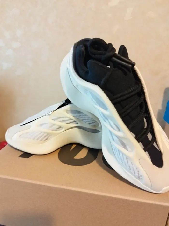 Yeezy 700v3 Azael