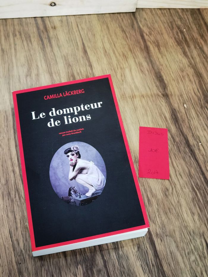 D4340 - livre "le dompteur de lions" Camilla Lackbert