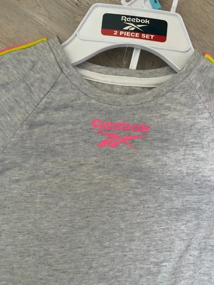 Tee shirt T-shirt et short Reebok taille 4 5 ans Neufs - photo numéro 2