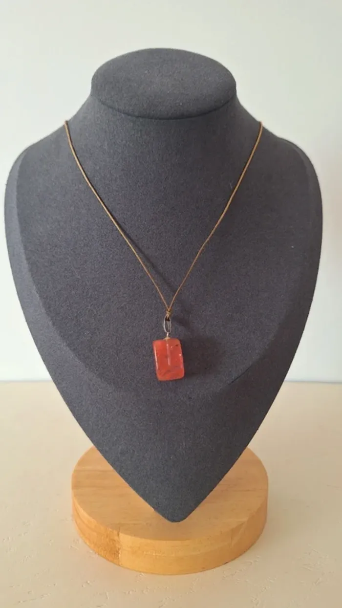 💥 Collier pendentif en pierre rouge résine 💥