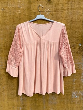 Chemisier en crochet rose blanche porte