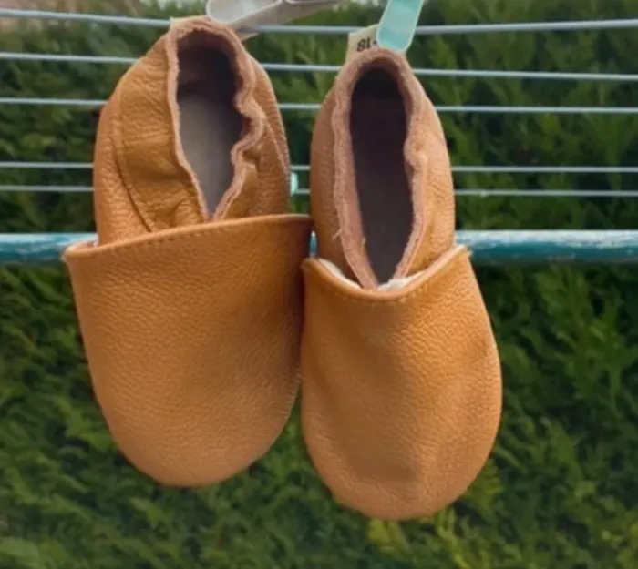 Chaussons bébé 12-18 mois en simili cuir, en bon état. - photo numéro 2