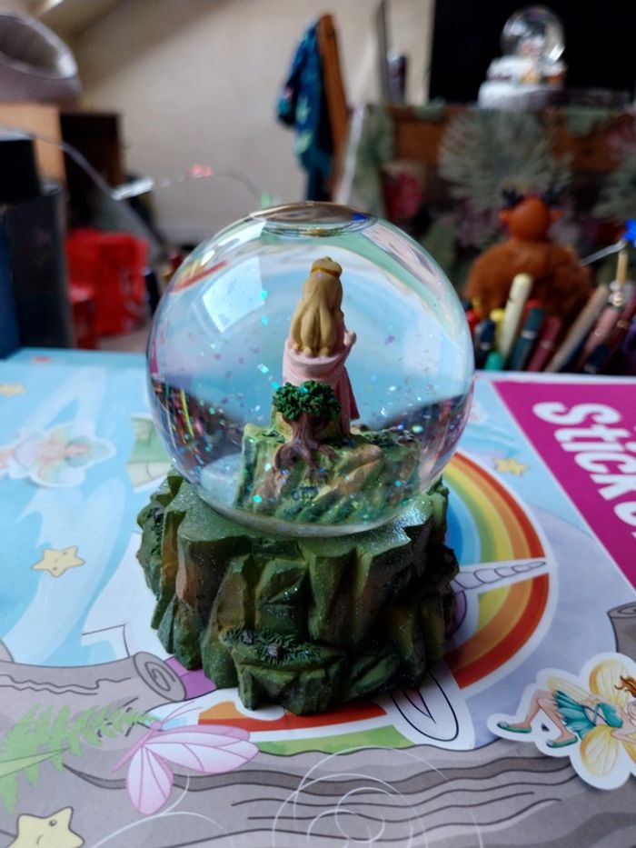 Snowglobe disney disneyland Paris la belle au bois dormant,  Aurore - photo numéro 2