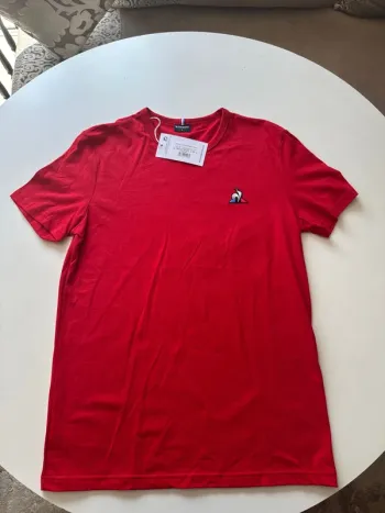 T-shirt Le Coq Sportif Rouge – Taille S – Neuf avec Étiquette