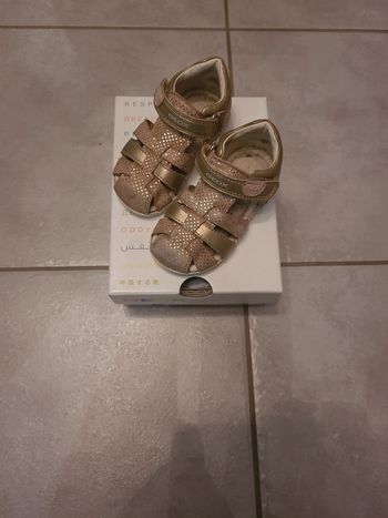 Sandales dorées en cuir Geox