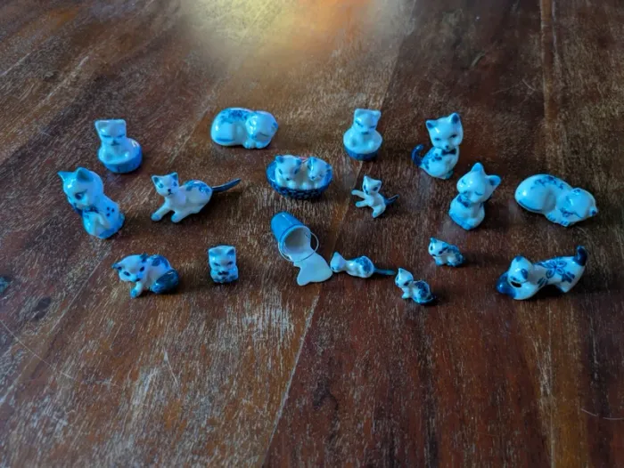 Magnifique lot de 17 chatons en porcelaine miniature blanc et bleu