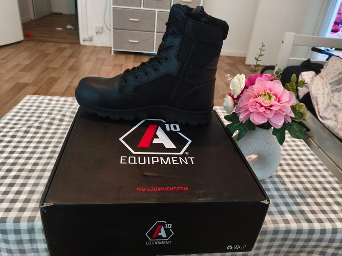 Chaussures de sécurité neuf jamais porté pointure 43 encore avec leur compte - photo numéro 2