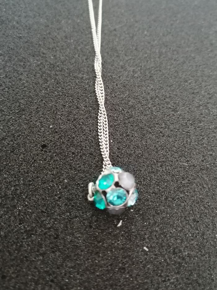 Très joli collier neuf