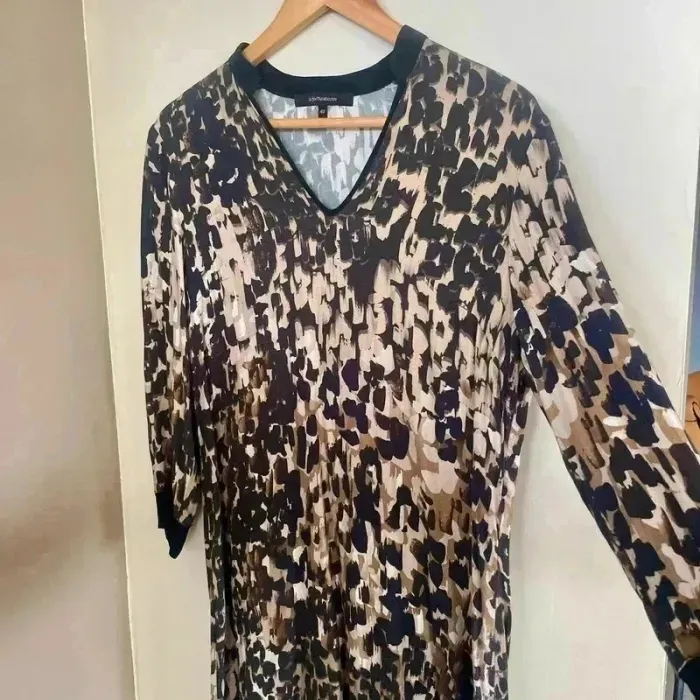 Robe tunique La Fée Maraboutée T40 imprimé léopard abstrait marron beige noir viscose col V V007 - photo numéro 3