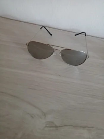 Jolie paire de lunettes de soleil