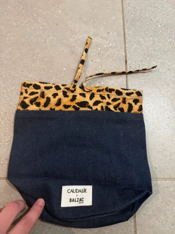 Pochette Balzac x Caudalie , très bon état, 24x24cm