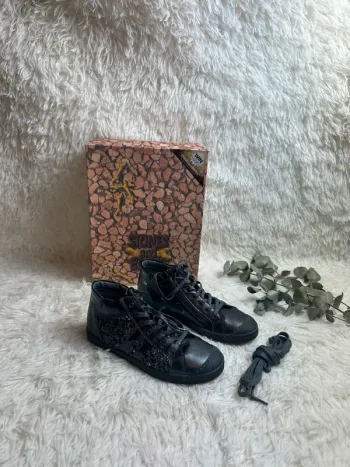 Paire de baskets grises Stones and Bones taille 35