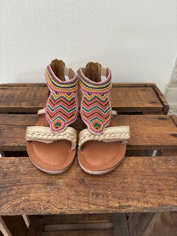 Nu-pieds dorés pour fille. Gémo. Pointure 30.