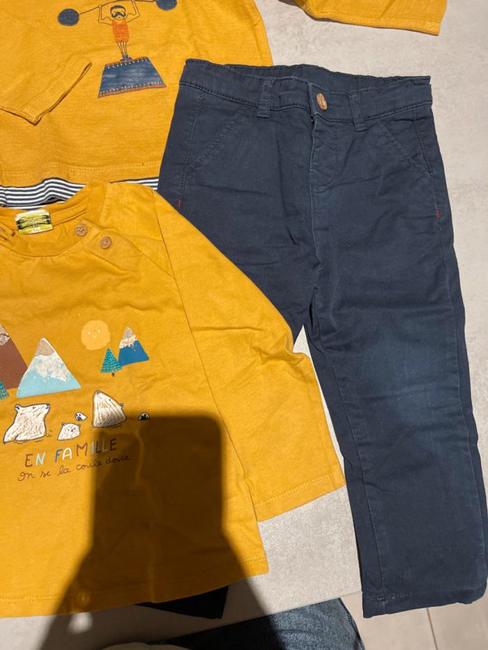 Pantalon chino marine, T-shirt et pull fin manches longues - photo numéro 2